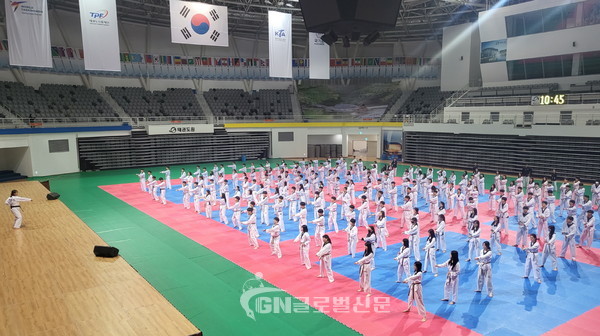 서울 공항고등학교 1학년 학생들이 태권도원 T1경기장에서 힐링태권체조 콘텐츠에 참가하고 있다