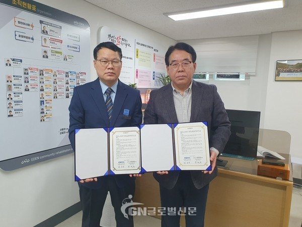 박상민 부천관리역장(왼쪽)과 박정휴 에덴장애인종합복지관장이MOU체결서를 들고 있다.