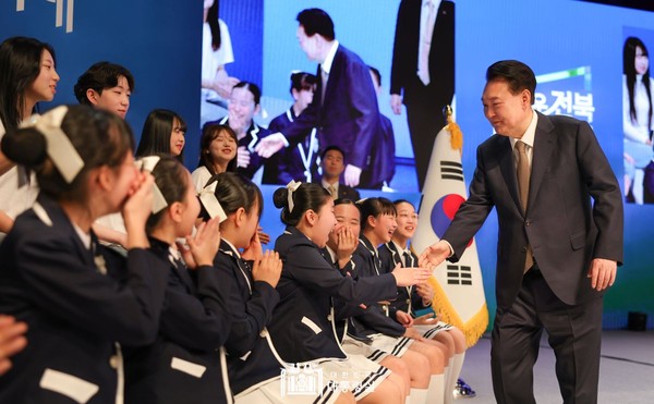 윤석열 대통령은 전주 한국소리문화의전당 모악당에서 열린 전북특별자치도 출범식 행사에 참석했다.