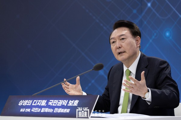 윤석열 대통령은 판교 제2테크노벨리 기업지원허브 창업존에서 ‘상생의 디지털, 국민권익 보호’를 주제로 일곱 번째 「국민과 함께하는 민생토론회」를 개최했다.