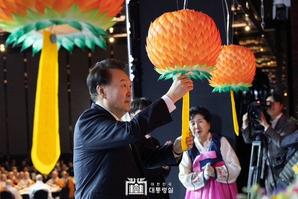 윤석열 대통령은 서울 강남에서 열린 불기 2568년 ‘새해맞이, 나라와 민족을 위한 불교 대축전’에 참석했습니다.