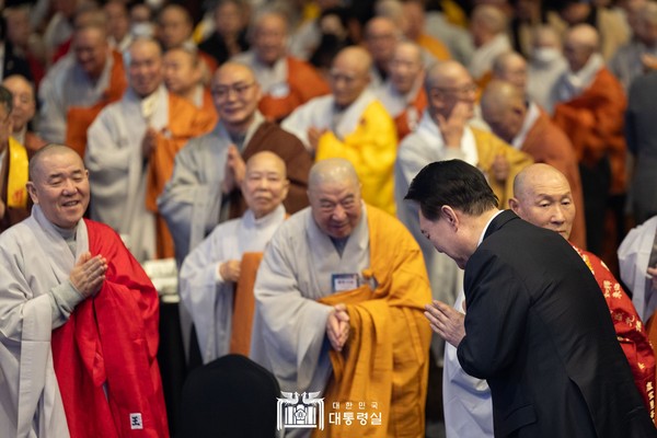 윤석열 대통령은 서울 강남에서 열린 불기 2568년 ‘새해맞이, 나라와 민족을 위한 불교 대축전’에 참석했습니다.