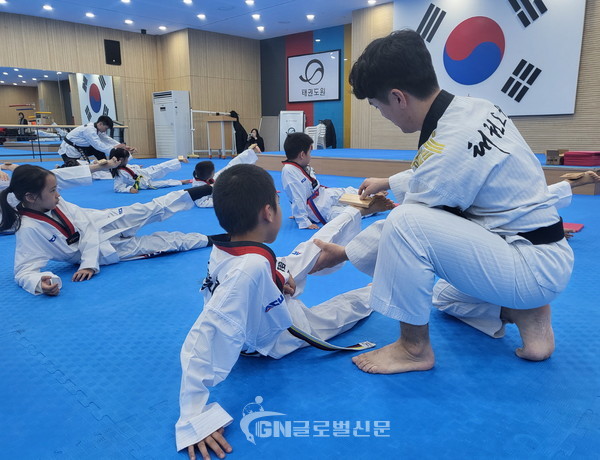 중국 심천시 태권도 수련생이 태권도진흥재단 지도사범으로부터 지도를 받고 있다.