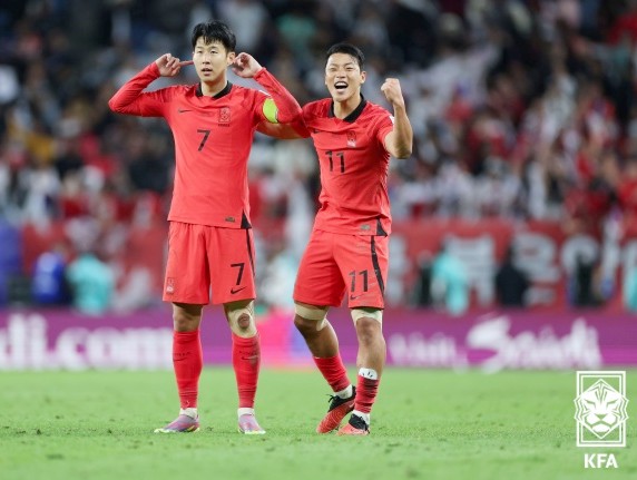 손흥민이 호주와의 아시안컵 8강전에서 1-1로 맞선 연장 전반에 역전골을 넣은 뒤 황희찬과 함께 포효하고 있다. 글 = 오명철/사진 = 대한축구협회