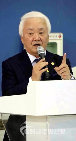 김세혁 세계태권도연수원 원장이 ‘2024년도 교수(강사) 및 평가위원 위촉식’에서 인사말을 하고 있다.