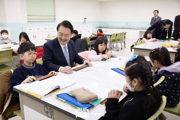 윤석열 대통령은 경기도 하남시 신우초등학교에서 '따뜻한 돌봄과 교육이 있는 늘봄학교'를 주제로 아홉 번째 「국민과 함께하는 민생토론회」를 개최했다.