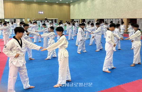 대구일마이스터고등학교 학생들이 태권도 수련을 하고 있다(장소 태권도원 평원관)