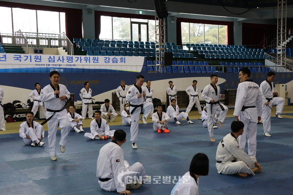 2월 20일(화) 군경 등 기관 심사평가위원이 국기원 중앙수련장에서 겨루기 실기교육을 받았다.