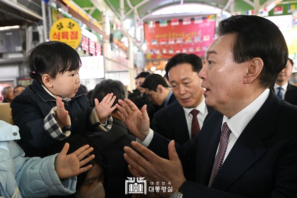 26일 윤석열 대통령은 충남 서북부 지역을 대표하는 서산 동부 전통시장을 방문했다.