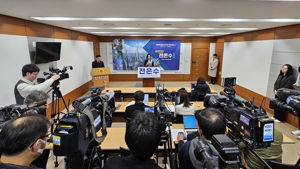 보수강세 지역인 울산 남구갑에 전략 공천한 민주당 전은수 변호사에 대해 상당한 관심이 집중되고 있다.