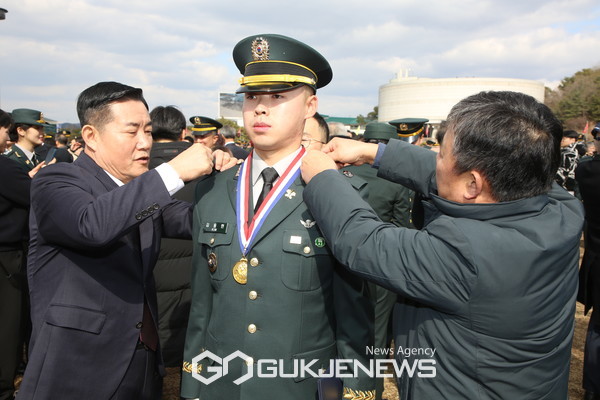 신원식 국방부장관이 김동현 소위의 부친과 함께 소위 계급장을 달아주며 격려하고 있다.(사진제공.육군)