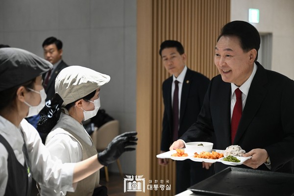 윤석열 대통령은 세종시 정부세종청사 구내식당에서 한덕수 국무총리, 이주호 부총리 겸 교육부 장관, 조규홍 보건복지부 장관, 의사 출신 보건복지부 의료개혁 담당자, 교육부 늘봄학교 담당자 등 관계 공무원들과 만찬을 했습니다.