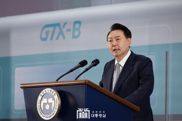 윤석열 대통령은 인천 송도컨벤시아에서 ‘국민과 함께하는 민생철도 GTX’를 슬로건으로 개최된 GTX B노선 착공 기념식에 참석했다.