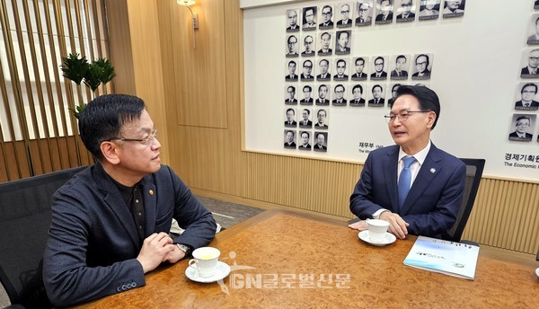 심덕섭고창군수가11일최상목부총리겸기획재정부장관과만나노을대교등현안사업지원을건의하고있다