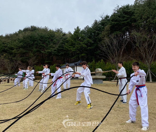 23년 5월 태권도원을 방문한 독일 유승석 사범 제자들이 태권도원 전통무예수련장에서 밧줄 수련을 하고 있다.