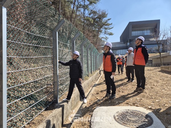 태권도진흥재단 이종갑 이사장 직무대행 등 합동점검단이  낙석방지펜스를 점검하고 있다.