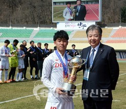 왼쪽부터 일본선발팀 주장 스미 코시로, 주식회사 덴소 야마자키야스히코 부사장