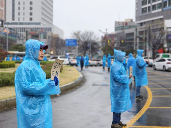 지지자들이 선거 홍보물을 들고 공업탑 로터리를 가득 메우고 있다.