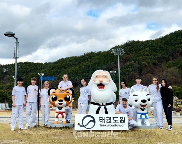 태권도원 캐릭터(좌부터 태랑,백운도사,진진)와 함께 기념촬영을 하고 있다(태권도원 도약센터 앞)