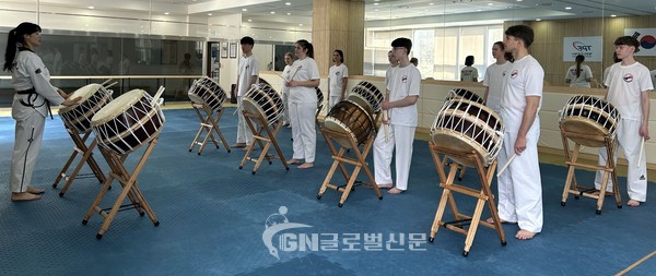 태권북 프로그램에 참가하고 있다(태권도원 중수련실)