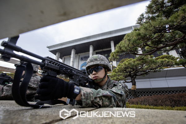 52사단 장병이 한국방송공사 본관 건물에 전개하여 추가적인 테러위협에 대비해 경계하고 있다.(사진제공.육군)