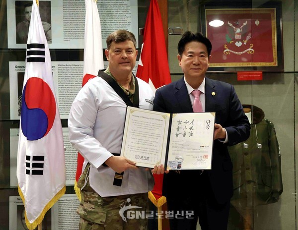 ‘한국이름 작명식’에서 이동섭 국기원장(오른쪽)이 미 8군사령관 월러드 M. 벌러슨 사령관에게 명예 6단증을 수여하고 기념촬영을 하고 있다.