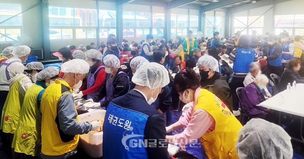 태권도진흥재단 이종갑 이사장 직무대행 등 임직원들이 온정을 나르는 행복밥차 봉사활동을 하고 있다.