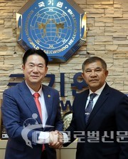 수라쳇 차이웡(General Surachet Chaiwong) 태국 상원 스포츠상임위원회 위원장을 비롯한 일행이 국기원을 방문해 이동섭 국기원장과 환담을 나누고 있다.