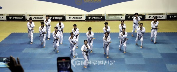 국기원 중앙수련장에서 방문을 환영하는 국기원 태권도시범단의 시범공연이 펼쳐졌다.