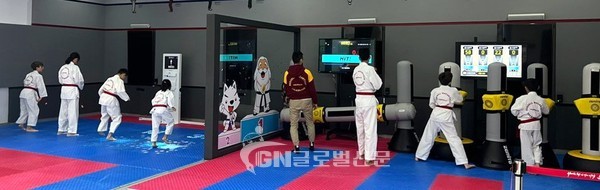 태권도원을 찾은 외국인 수련생들이 체험관 콘텐츠를 즐기고 있다(스피드 지르기, 차기 및 태권 격파왕)
