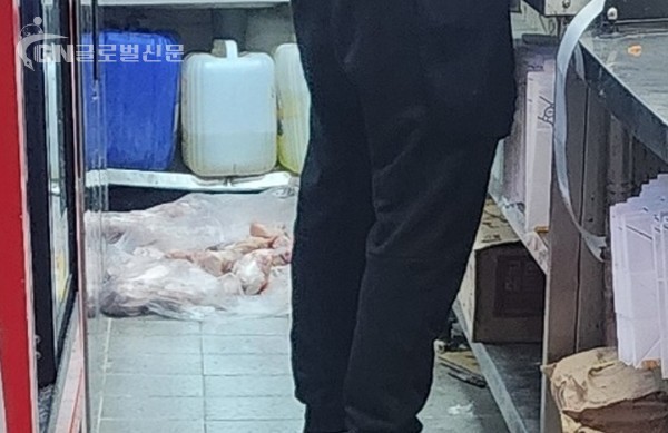 교촌치킨 OO점 내 바닥에 널 부러진 닭 사진