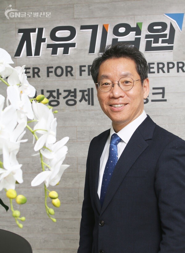 『세상을 바꾸는 선한 영향력 12인 선정』 다섯 번째 주자로 한국 사회를 올바른 자유의 사회로 이끄는 나침반 역할에 전심전력 중인 자유기업원 최승노 원장