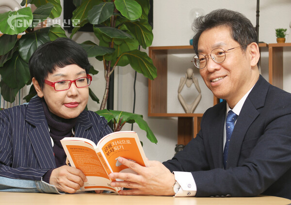 조이향 ㈜한국융합콘텐츠컴퍼니 대표는 2024년 기획『세상을 바꾸는 선한 영향력 12인 선정』으로 ➀세종대왕기념사업회 최홍식 회장, ➁(사)한국유엔봉사단 안헌식 이사장, ➂한국행정관리협회 김보관 회장, ➃연세에스의원 심영기 원장을 인터뷰했고, 이번 호에는 다섯 번째 주자로 ➄자유기업원 최승노 원장을 만났다. 조 대표는 본지 편집위원 및 객원기자 / 국제대학교 엔터테인먼트학부 겸임교수 / 안양시 안양문화원 홍보대사 및 문화예술전문위원 / 평창동계올림픽 성공 기원 국제문화예술비엔날레 총괄 기획 / 아시아평화민속예술제 무용부분 총괄 기획 / 평창군 산림자원 스토리텔링 문화관광 융복합 콘텐츠 총괄기획 / 기업, 문화, 예술, 교육 기획 · 자문 약1000회를 진행했다.