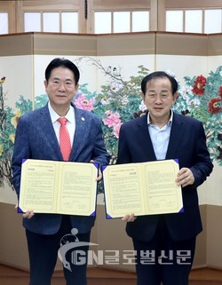 문경시청에서 이동섭 국기원장(왼쪽)과 신현국 문경시장(오른쪽)이 한마당 개최 관련 협약서를 주고받은 후 기념사진 촬영을 하고있는 모습.