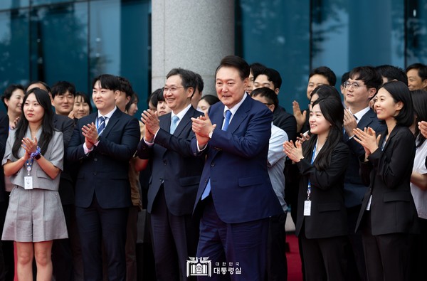 윤석열 대통령은 경남 사천 우주항공청(KASA) 임시청사에서 열린 우주항공청 개청식에 참석해 개청을 축하하고, 제1회 국가우주위원회 회의를 주재했습니다.
