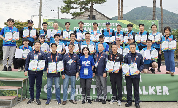대회를 마치고 의료팀과 한국스포츠마사지자격협회 회원 30여명과 함께 기념 촬영한 사진 중앙 지경영 옥스팜 코리아 대표, 중앙좌측 김태영 박사, 중앙우측 최영환 박사