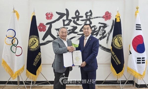 왼쪽 박무열 김운용컵 대회장, 오른쪽 최재춘 김운용스포츠위원회 위원장)