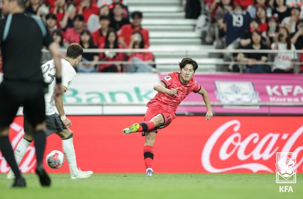 날카로운 패스를 찔러넣는 이강인. 사진 = 대한축구협회