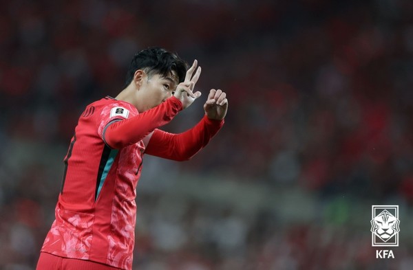 손흥민이 자신에게 심한 야유를 퍼붓는 중국 서포터스를 향해 손가락으로 3-0 스코어를 표시하며 지난 중국과의 원정경기 3-0 승리를 상기시켰다. 사진 = 대한축구협회