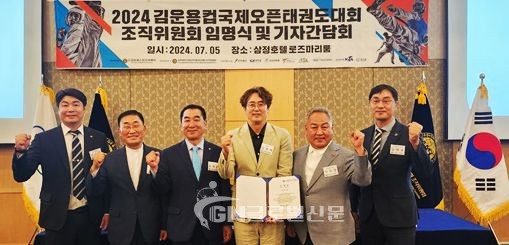 (좌측부터)임재현 사무총장, 장대식 전 대회장, 최재춘 위원장, 박무열 대회장, 김태호 조직위원장 모습.
