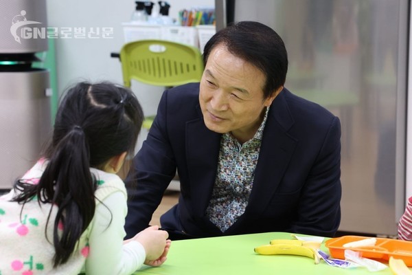 대기자 6900여명 1년만에 ‘0’으로 돌봄 초과수요 100% 해소 사진 3 늘봄교실 방문