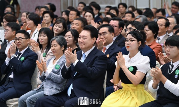 윤석열 대통령은 청와대 영빈관에서 최초로 개최된 '제1회 북한이탈주민의 날 기념식'에 참석했습니다.
