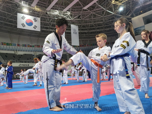 미국 태권도 수련생들이 태권도진흥재단 지도 사범과 함께 발기술을 수련 하고 있다