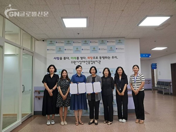 240718_경기중앙교육도서관-수원시장애인종합복지관__특수교육대상_학생.학부모_독서지원_위한_업무협약(MOU)체결(사진2)