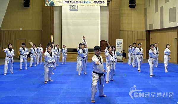 태권도원에서 진행한 교원 특수분야(태권도) 직무연수에 참가한 교원들이 지도사범을 따라 발차기와 주먹 지르기를 하고 있다