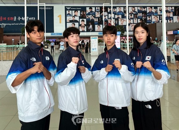 2024 파리 올림픽에 출전하는 태권도 국가대표 서건우, 이다빈, 박태준, 김유진(왼쪽부터)이 25일 인천국제공항에서 파리로 떠나기 전 포즈를 취하고 있다.