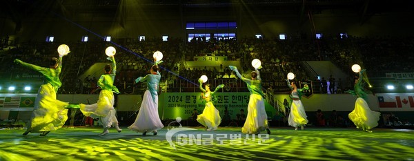 개회식 축하공연으로 미디어 아트와 창작무용이 어우러진 공연이 펼쳐졌다.