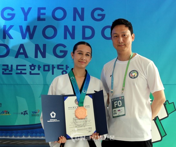 오형근 국기원 해외파견 태권도사범(오른쪽)과 이바나 키셀로바 선수의 기념 촬영 모습.