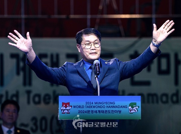 이성우 위원장이 폐회를 선언하고 있다.