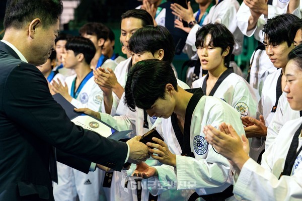 ‘2024 문경 세계태권도한마당’ 폐회식에서 이동섭 원장이 경민대학교 야인팀에 메달과 상장, 트로피를 수여했다.